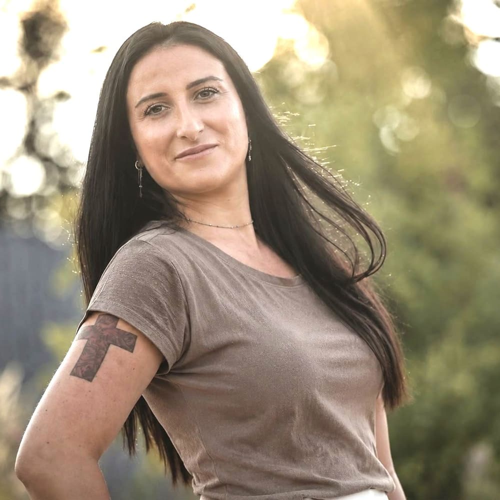 Célestine Digard, fondatrice de Studio Céleste, en extérieur à la lumière de fin de journée